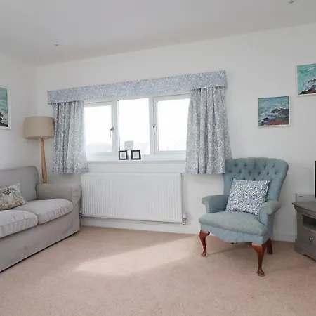Spacious & Modern House, 100m To *