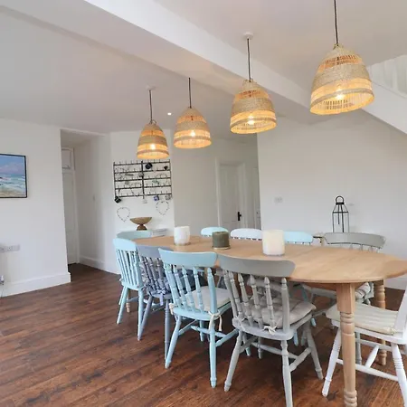 Spacious & Modern House, 100m To Holiday home