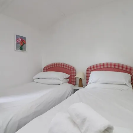 Spacious & Modern House, 100m To Holiday home *