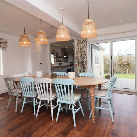 Spacious & Modern House, 100m To Holiday home Padstow