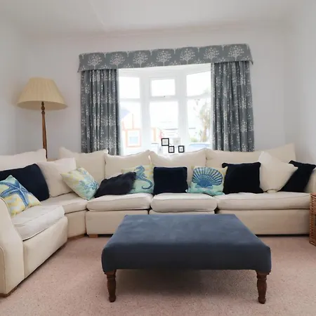 Spacious & Modern House, 100m To Holiday home *