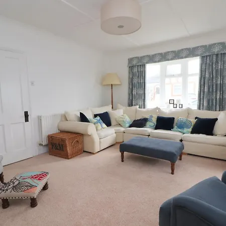 Spacious & Modern House, 100m To *