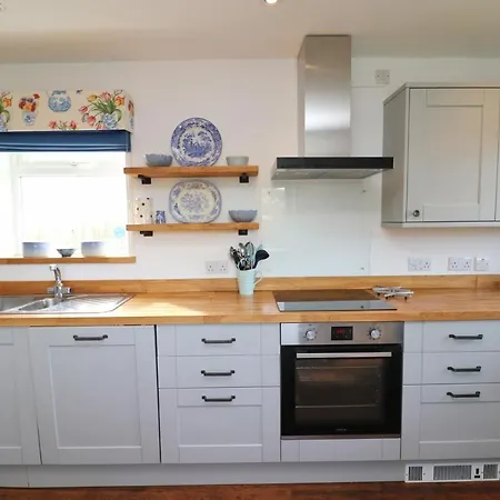 Spacious & Modern House, 100m To Padstow