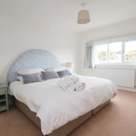Spacious & Modern House, 100m To *