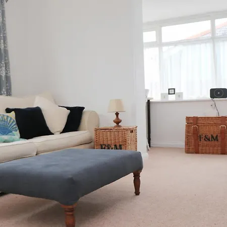 Spacious & Modern House, 100m To *